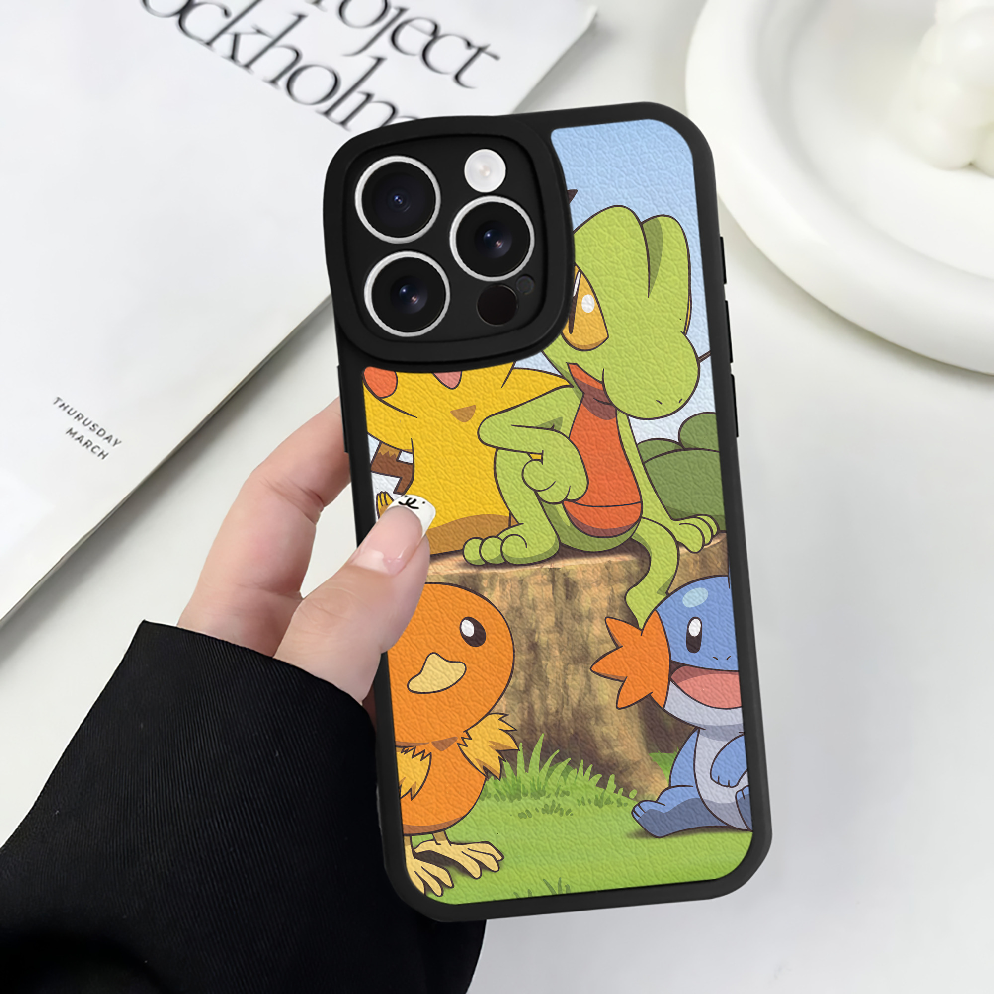 （画像用） ポケットモンスター Pokémon 【iPhone 16シリーズ対応】シリコンスマホケース（レザー調） 材質：シリコン